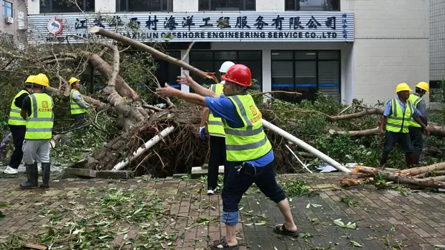 'Video thumbnail for Typhoon Ragasa: Cleanup under way in southern China in wake of 'king of storms''