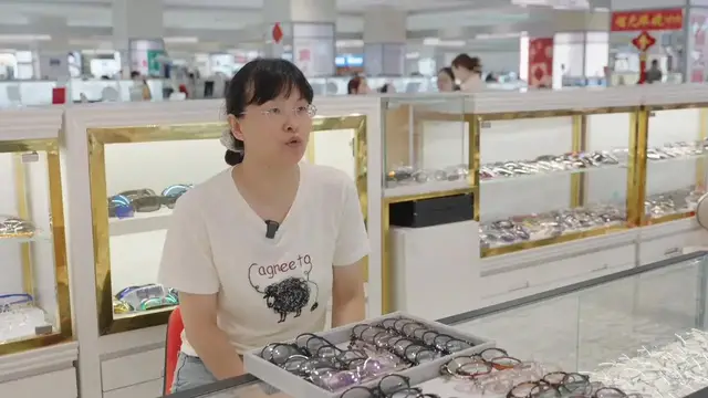 Video thumbnail for China: Shanghai's speedy, affordable eyewear looks good to foreign shoppers.