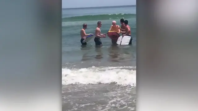 Video thumbnail for Vacationers Help Elderly Man With Dementia Surf One Last Time | Happily TV