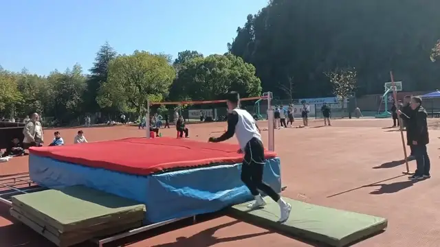 Video thumbnail for Quick-Thinking Saves High Jumper in Zhejiang