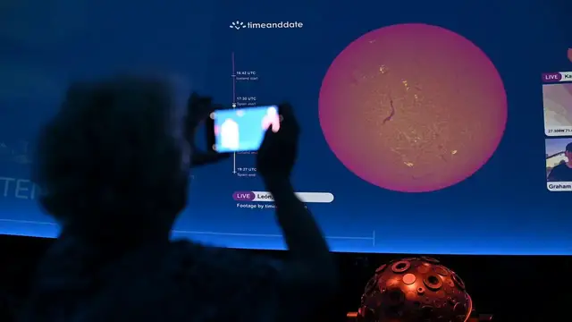 Video thumbnail for Germany: People in Berlin watch livestream of the partial solar eclipse at the Zeiss-Grossplanetarium.