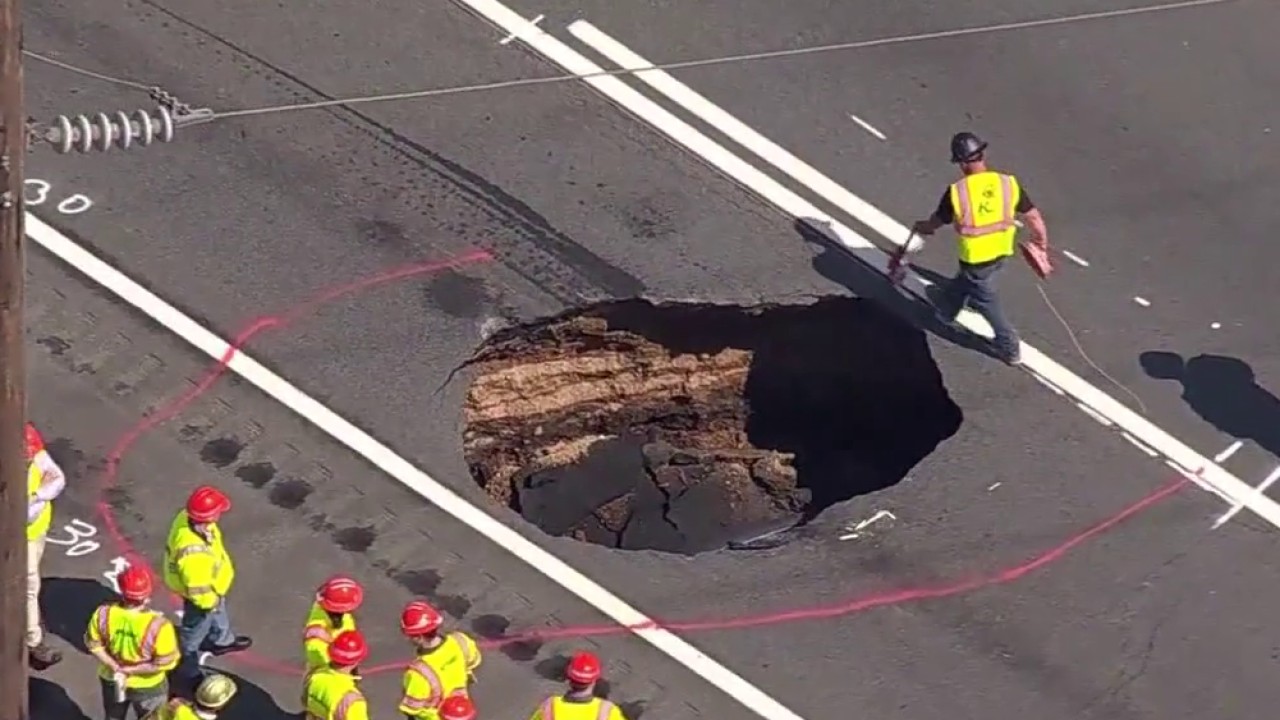 Video thumbnail for Sinkhole on the Long Island Expressway