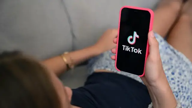 Video thumbnail for Why France's under-15 social media ban was blocked