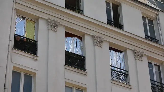 Video thumbnail for France: Heatwave disrupts daily life across Paris.