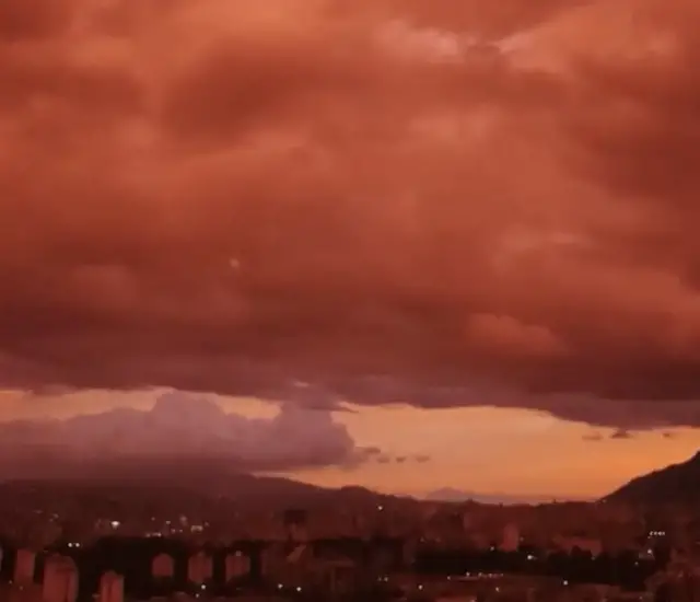 Video thumbnail for Venezuelan sky turns deep red as sun sets over Caracas