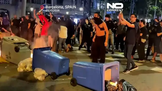 Video thumbnail for Housing protest turns violent in Barcelona with fires and arrests