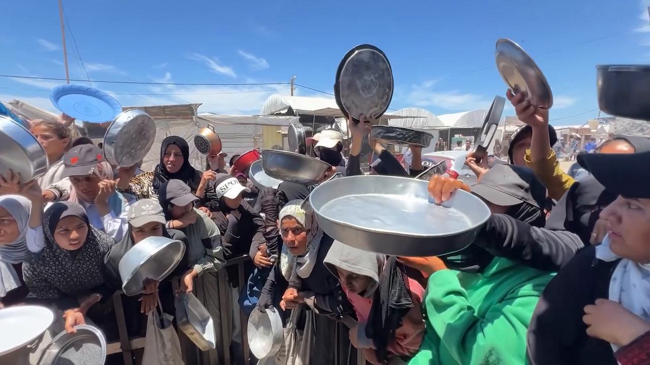 Video thumbnail for Hot meals distributed to Palestinians in Khan Younis.