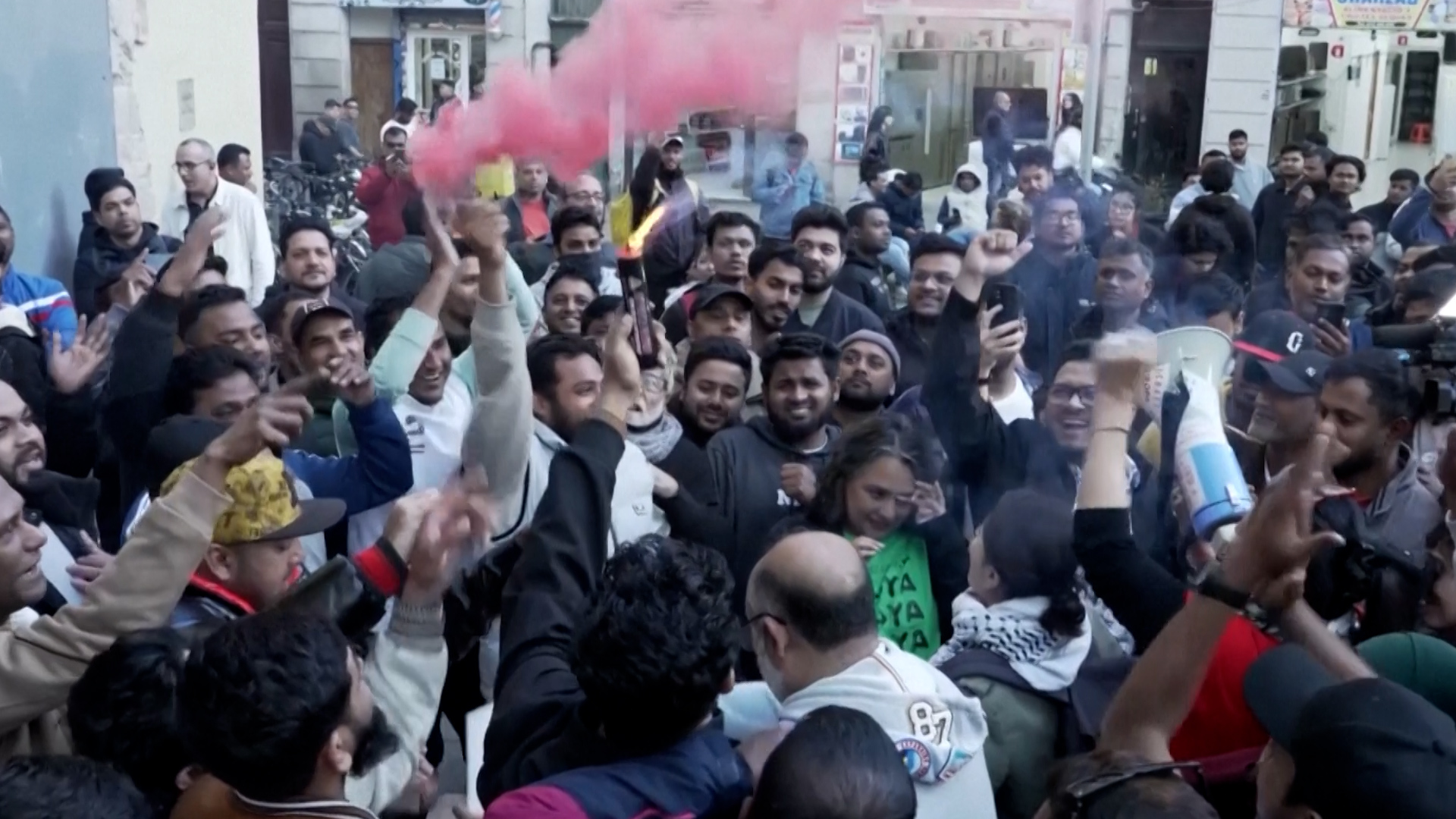 Video thumbnail for Spain's Bangladeshi community cheers migrant amnesty programme