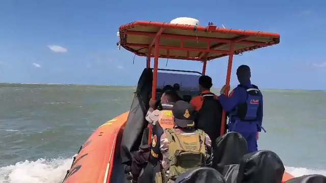 Video thumbnail for Indonesia: 11 European tourists rescued after speedboat goes missing in E. Indonesia.