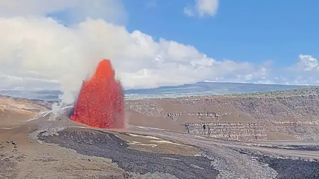 Video thumbnail for US: Kilauea Erupts As Towering Lava Fountains Light Up Hawaii Volcano.