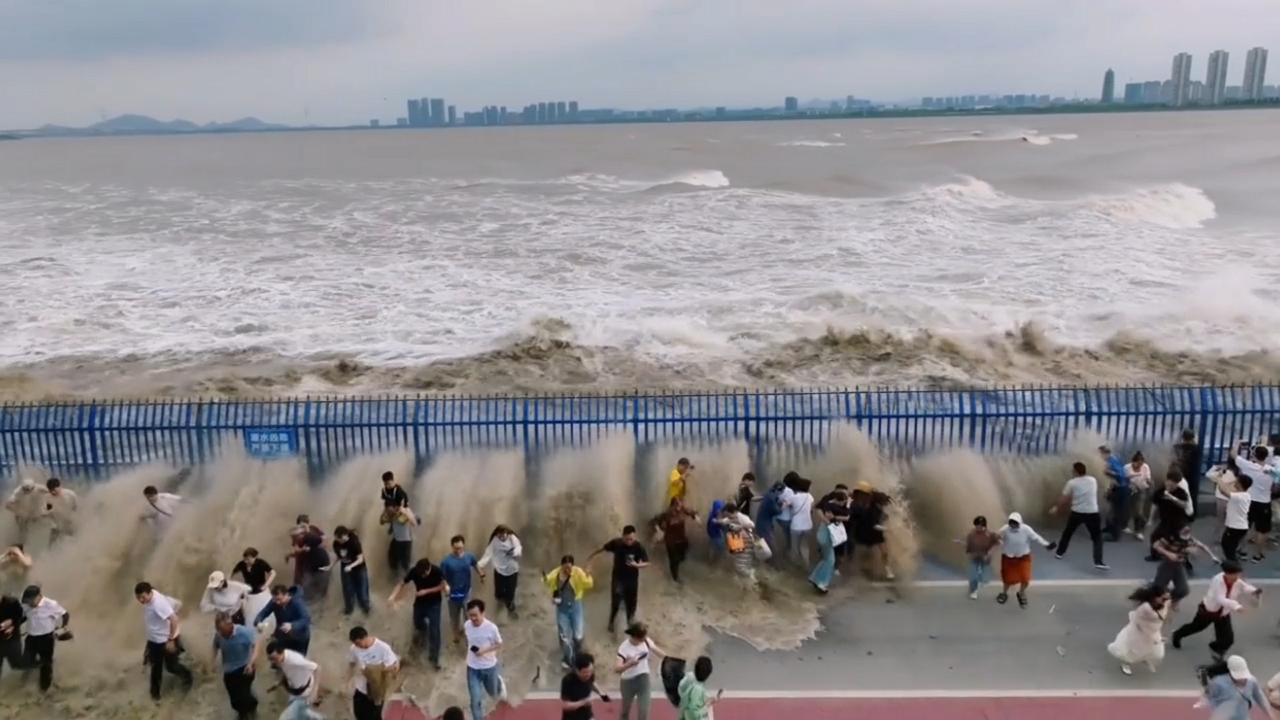 Video thumbnail for Qiantang River Tidal Bore Crashes Over Barrier in Zhejiang