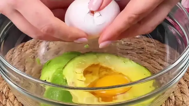 'Video thumbnail for Strengthen your heart Improve your breakfast with EASY keto avocado bread recipe🥑(720P HD)'