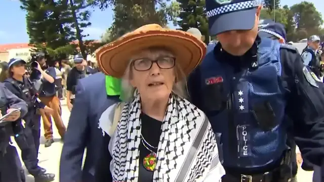 Video thumbnail for Police remove keffiyeh-wearing Jewish woman from Bondi memorial site