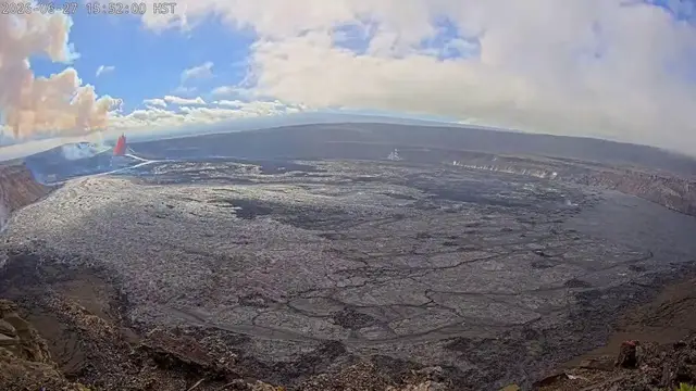 Video thumbnail for US: Towering Lava Fountains And Flows Light Up Kilauea Crater In Hawaii.