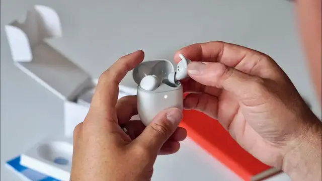 Video thumbnail for Pixel Buds A-Series: Unboxing and First Impressions