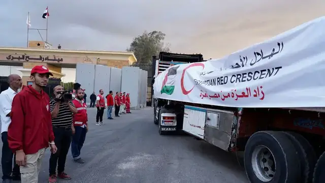 'Video thumbnail for Trucks carrying humanitarian aid for Gaza wait for days at Rafah border crossing'