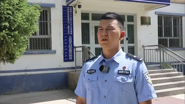 Video thumbnail for China: Xinjiang police rescue four Common Kestrel birdies.