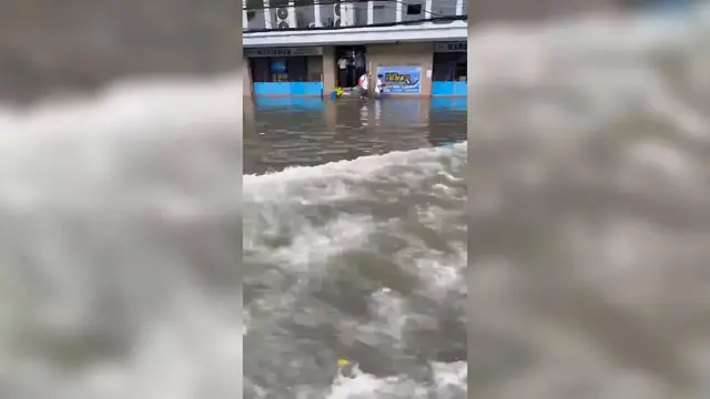 Video thumbnail for Philippines: Torrential rain triggers flooding in Manila.