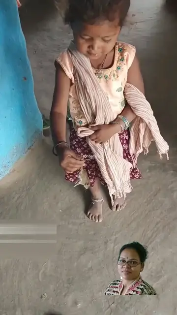 Video thumbnail for मेरे भाई की शरारती बेटी ने एक छोटा सा जीवित चूहा पकड़ लिया है! Naughty Girl caches a tiny rat