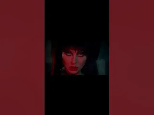 'Video thumbnail for ELVIRA: Apresentadora de TV boca suja em trajes sumários para em  cidade trazendo caos e baixaria!'