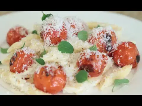 Video thumbnail for Pasta with Lemon & Garlic Cream | Byron Talbott