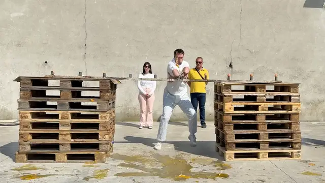 Video thumbnail for Fastest time to crush 10 eggs with elbows pointing forwards - 6.63 seconds by Mario Lampugnani