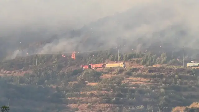 Video thumbnail for Türkiye: Firefighters battle wildfire in southern Türkiye's Antalya (2).