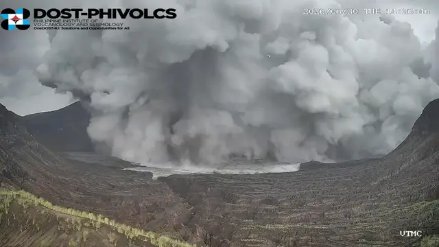 Video thumbnail for Philippines: MOMENT - Phreatomagmatic eruption strikes Philippines' Taal Volcano.