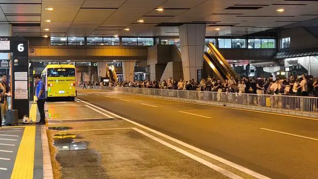Video thumbnail for Japan: Nearly 7,000 Stranded Overnight at Narita Airport Amid Heavy Rain 3.