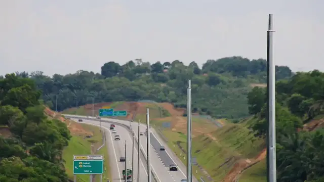 Video thumbnail for Malaysia: Seremban-Port Dickson Highway to be illuminated with LED solar lights..