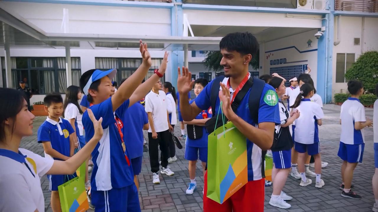 Video thumbnail for US: American county school students hope to visit China again.