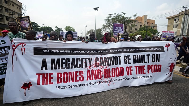 Video thumbnail for Police disperse protesters demanding compensation following mass eviction