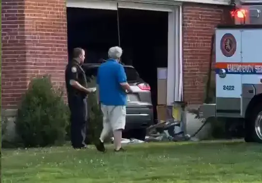 Video thumbnail for Car crashes into elementary school in East Williston