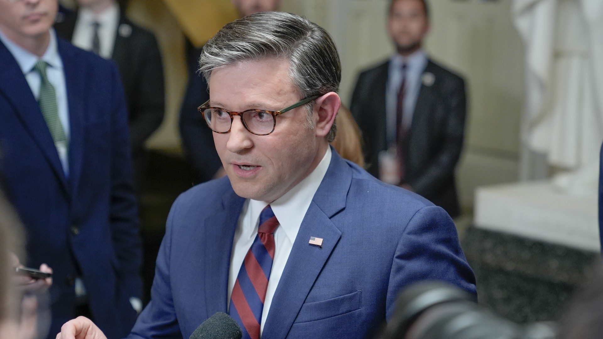 Video thumbnail for House passes bill to extend controversial surveillance program