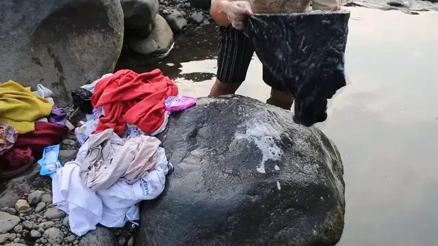 Video thumbnail for Indonesia: DRONE - Low river levels signal rising drought risks in Indonesia.