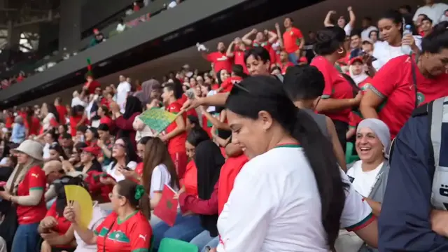 Video thumbnail for Morocco: Morocco fans celebrate Canada win after watching match on giant screen.