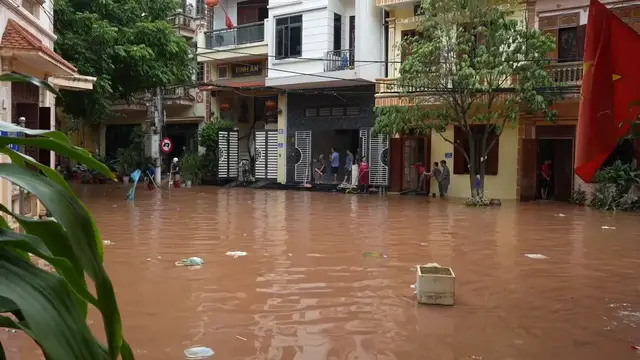 Video thumbnail for Vietnam: Vietnam deploys military to clear flood debris after Typhoon No. 4 batters Lang Son.