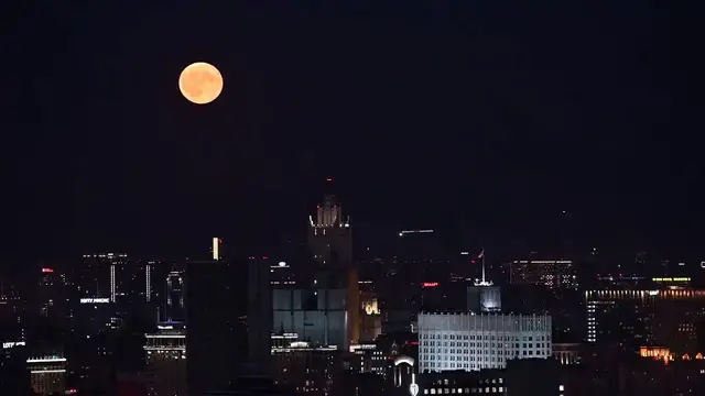Video thumbnail for Russia: Strawberry Moon lights up Moscow night sky.