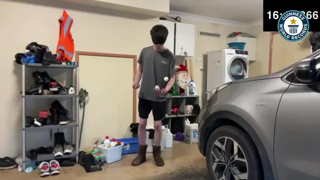 Video thumbnail for Longest duration three ball bounce juggle while blindfolded - 15 minutes and 52 seconds by Brendan Kelbie