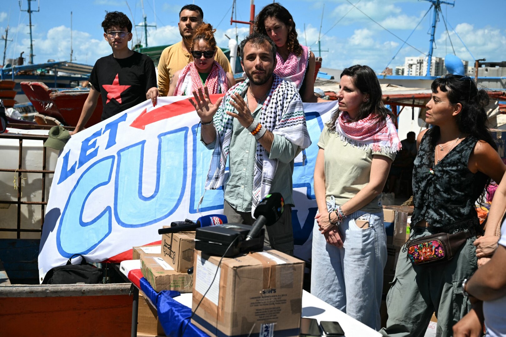 Video thumbnail for Gaza flotilla activists join Cuba aid mission