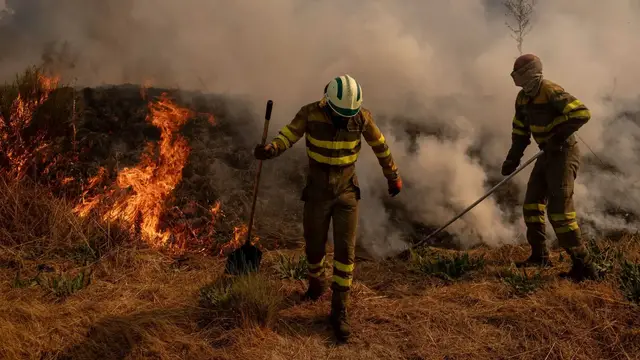 Video thumbnail for Europe wildfires: More than 250,000 people forced to flee their homes