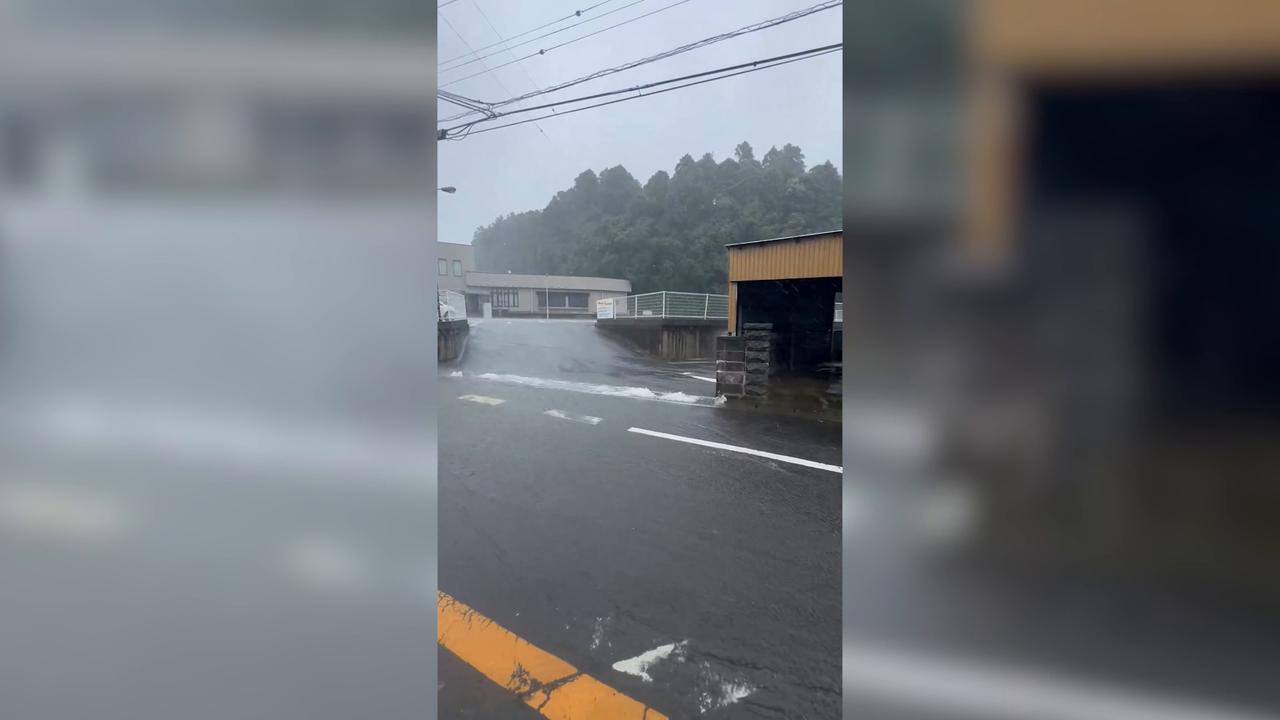 Video thumbnail for Japan: Tropical Storm Jangmi makes landfall in Japan, triggers flood warnings, travel disruptions (3).