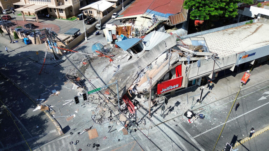 Video thumbnail for Major earthquake kills at least 31 in the Philippines