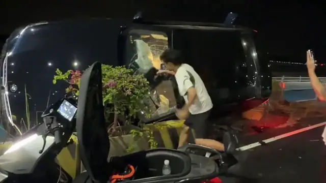 Video thumbnail for China: Using an electric scooter battery to break a window and save someone.