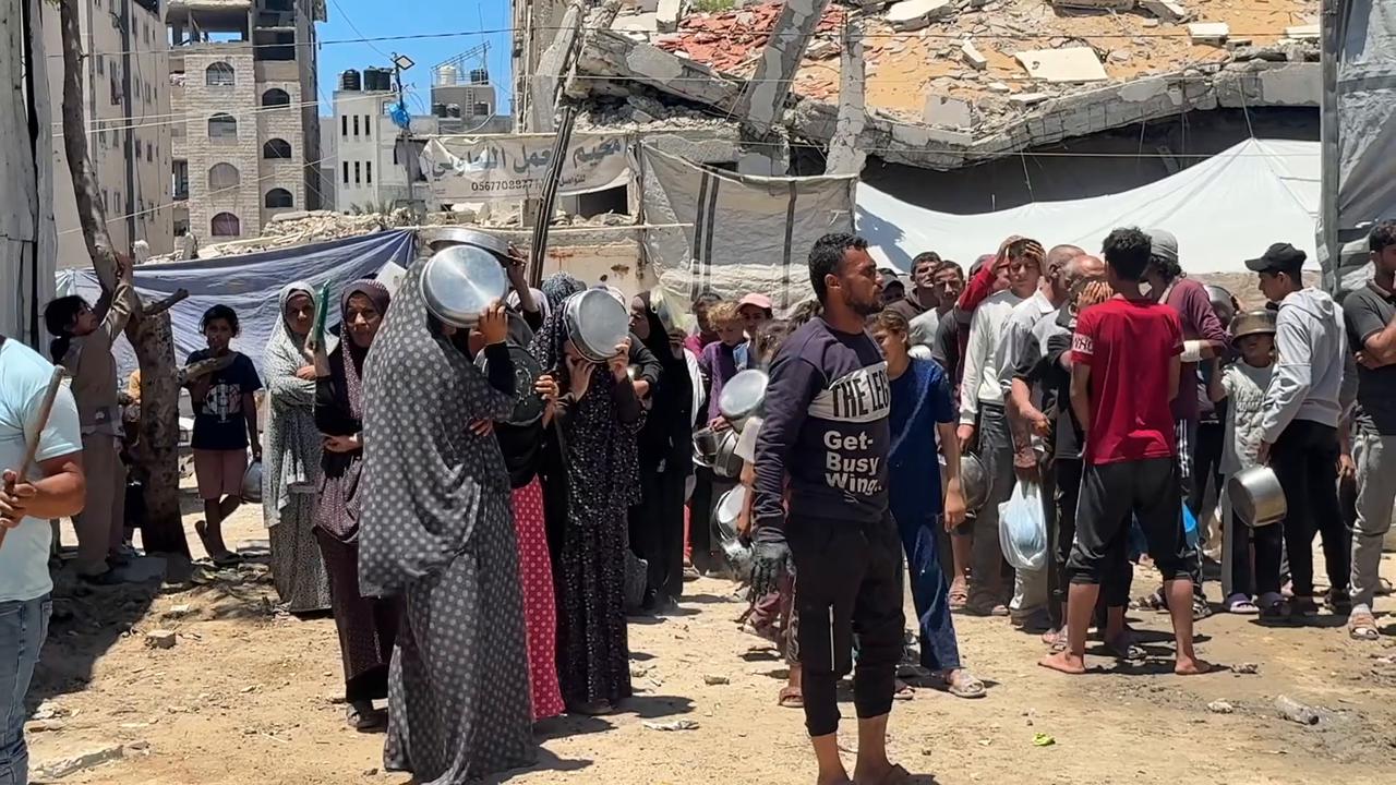 Video thumbnail for Gaza Families Receive Free Meals 25.