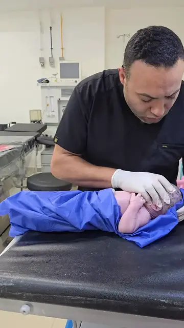 Video thumbnail for Baby first minutes(720P_HD)