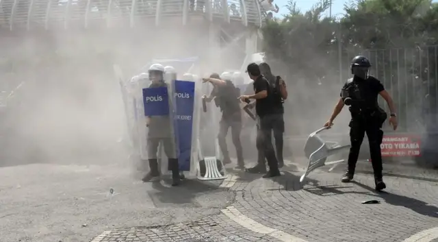 'Video thumbnail for Turkiye’s opposition CHP supporters clash with police outside Istanbul HQ'