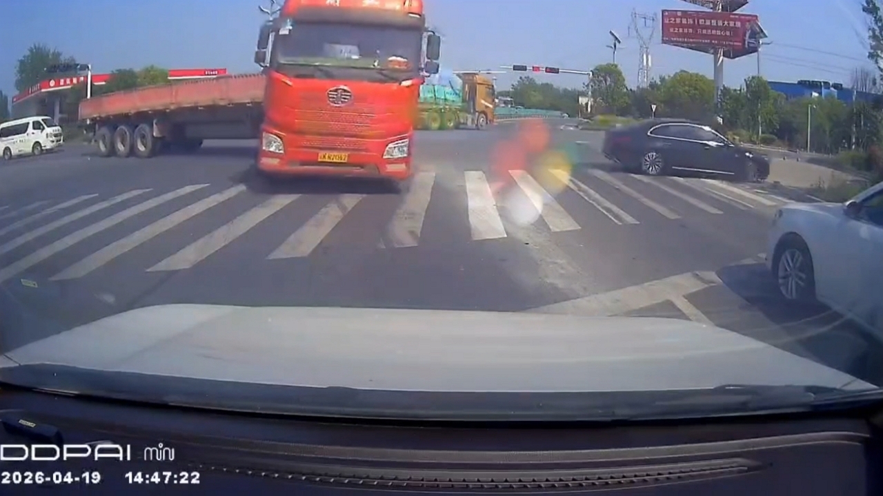 Video thumbnail for Truck and car narrowly avoid collision at intersection in Henan, China