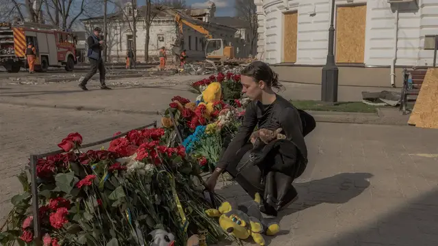 Video thumbnail for Russia launches new strike on Sumy as residents mourn Sunday’s victims