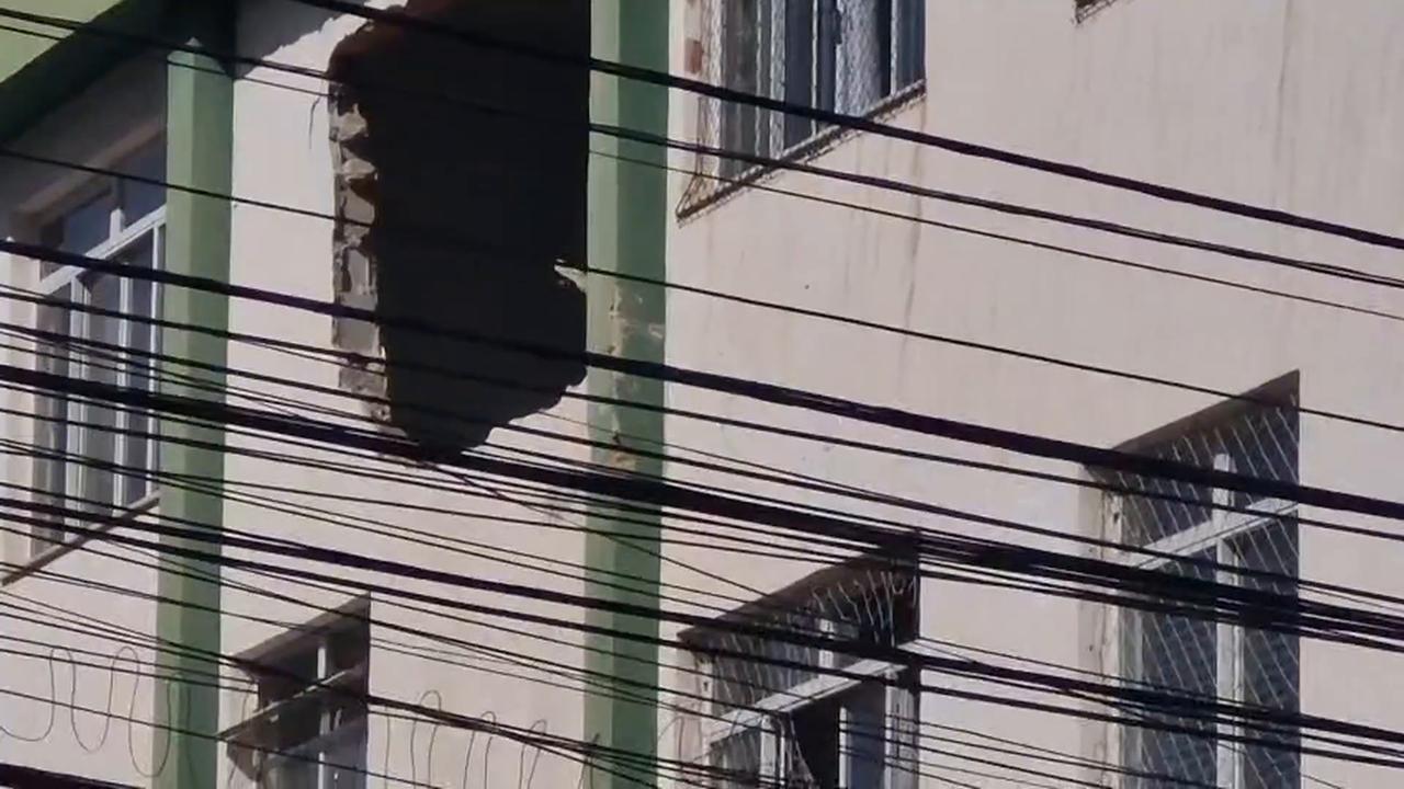 Video thumbnail for Brazil: A small aircraft crashed into building in Belo Horizonte-Brazil. 2.